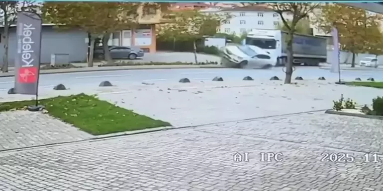 Sancaktepe’de Dönüş Yapan TIR Otomobile Çarptı: Kaza Anı Kamerada