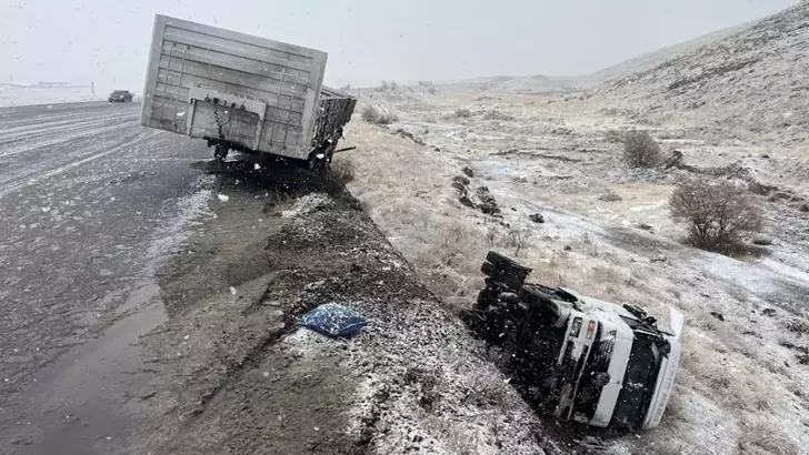 Şarampole Devrilen TIR’ın Sürücüsü Yaralandı