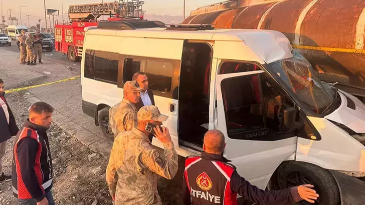 Silopi’de Öğrenci Servisi ile Tanker Çarpıştı: 14 Yaralı