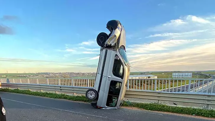 Tekirdağ’da Hafif Ticari Araç Bariyere Çarpıp Dik Durdu: 2 Yaralı