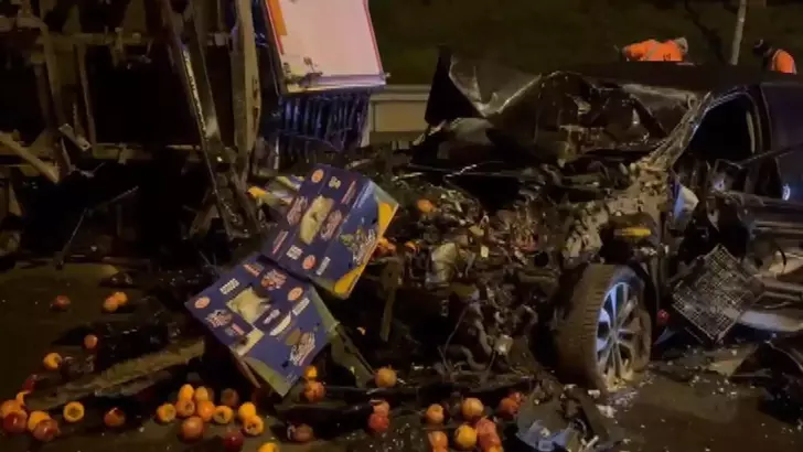 Ümraniye TEM Otoyolu’nda Otomobil Meyve Yüklü Kamyonetle Çarpıştı: 2 Yaralı