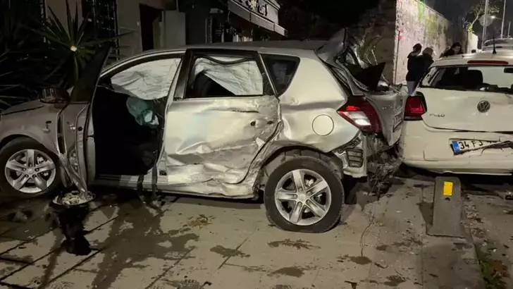 Üsküdar’da Otomobil Duvara Çarptı: 1’i Ağır 2 Yaralı