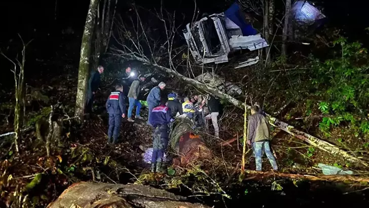 50 metreden dere yatağına devrilen TIR’ın sürücüsü 4 saat sonra kurtarıldı