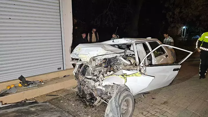 Adana’da 14 Yaşındaki Sürücünün Kullandığı Otomobil Ev Duvarına Çarptı: 1 Ölü, 1 Yaralı