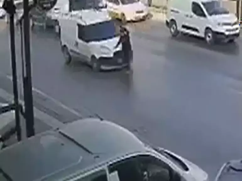 Adana’da Hafif Ticari Aracın Yayaya Çarptığı Kaza Kameraya Yansıdı