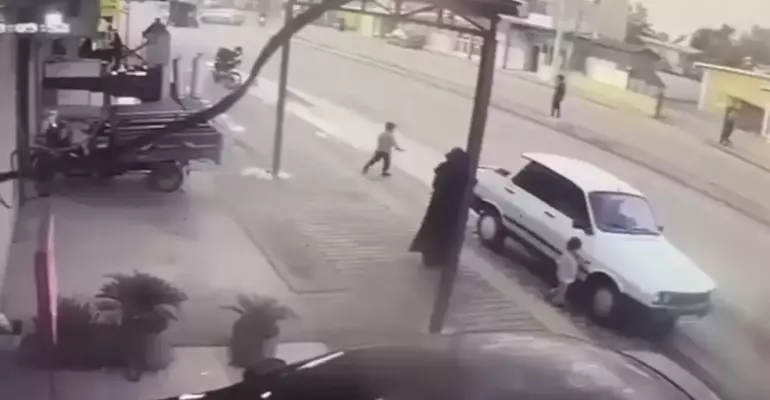 Adana’da yolun karşısına koşan çocuğa kamyonet çarptı: 5 yaşındaki Batuhan ağır yaralı
