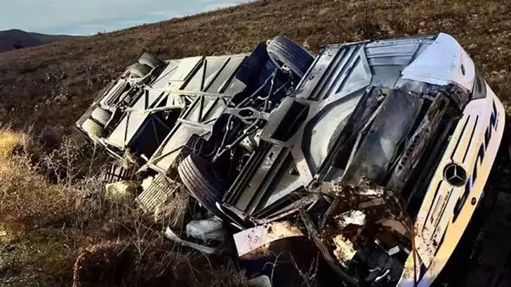 Afyonkarahisar’da Yolcu Otobüsü Şarampole Devrildi: 2 Ölü, 21 Yaralı