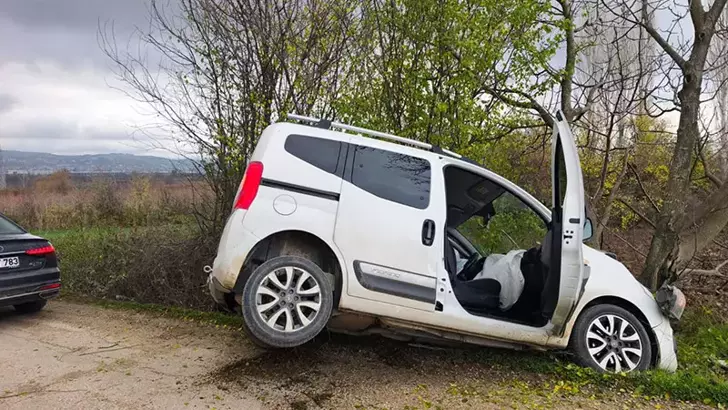 Ağaca Çarpan Hafif Ticari Araçta Aynı Aileden 4 Kişi Yaralandı