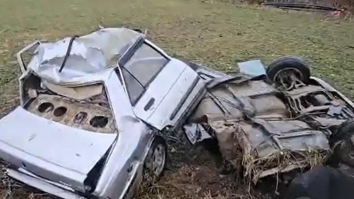 Ağaca Çarpan Otomobil İkiye Bölündü: 1 Ölü