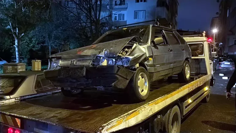 Alkollü Sürücünün Park Halindeki Araçlara Çarptığı Kaza Kamerada