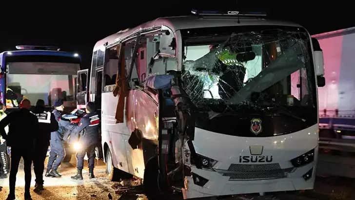Amasya’da mahkum taşıyan midibüsün de karıştığı zincirleme kazada 23 kişi yaralandı