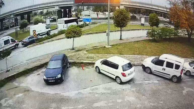 Ambulansa Yol Vermek İsterken Kaza Yaptı: 4 Yaralı