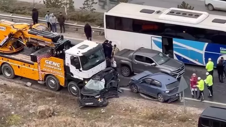 Ankara’da Buzlanma Nedeniyle Kontrolden Çıkan Vinç 13 Araca Çarptı: 5 Yaralı