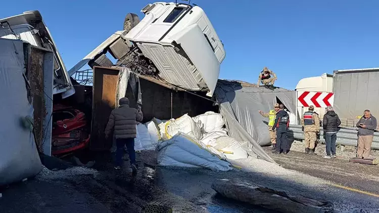 Ardahan Posof’ta Buzlanma Zincirleme Kazaya Neden Oldu: Otomobil Sürücüsü Yaralandı