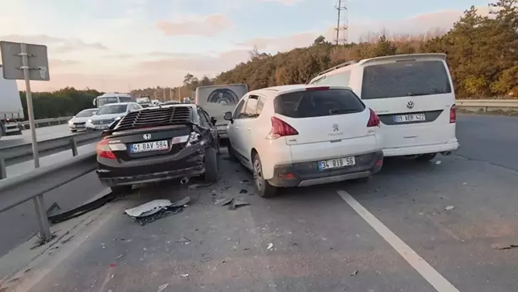 Arnavutköy’de 4 Aracın Karıştığı Zincirleme Kazada 2 Kişi Yaralandı