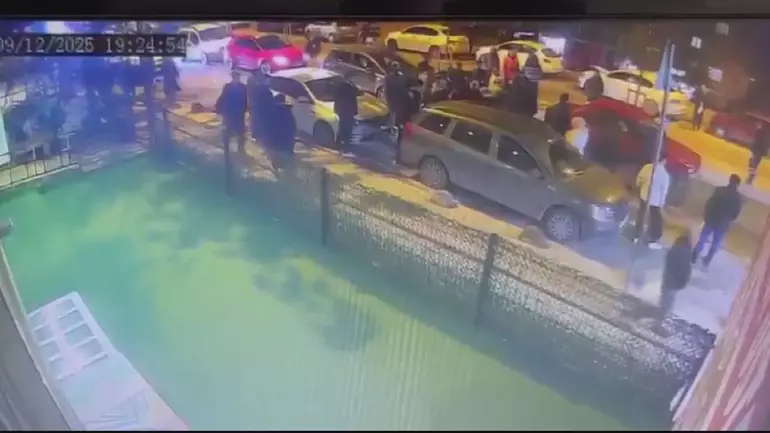 Arnavutköy’de Yolun Karşısına Geçen Yaya Otomobilin Çarpmasıyla Ağır Yaralandı: Kaza Kamerada