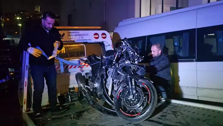 Ataşehir’de Motosiklet Yolcu Servisine Çarptı: 2’si Ağır 3 Yaralı