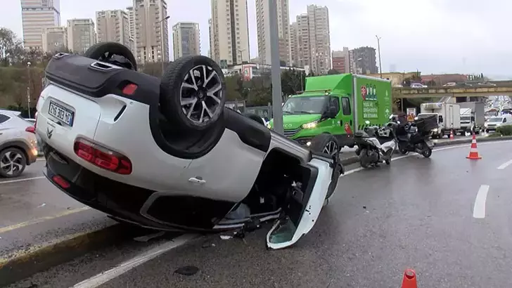 Ataşehir’de Motosiklete Çarpan Otomobil Takla Attı: 2 Kişi Yaralandı