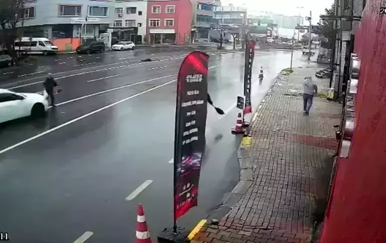 Avcılar’da Alışverişten Dönen Yayaya Otomobil Çarptı: Kaza Anı Kamerada