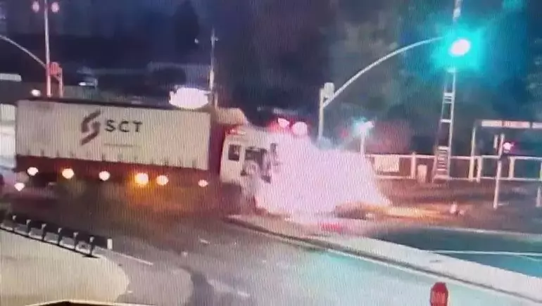 Avcılar’da kamyonun çarpıp sürüklediği otomobil alev aldı: 1 ölü, 1 yaralı