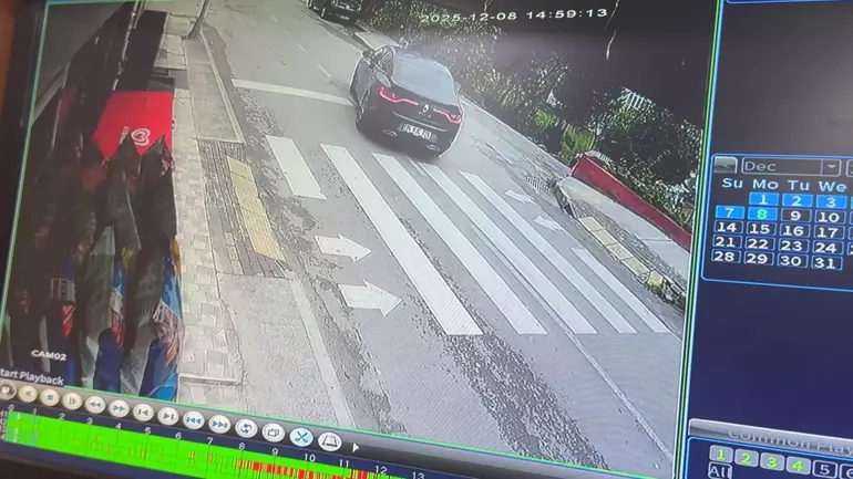 Avcılar’da Kontrolden Çıkan Otomobil Binanın Bahçesine Düştü: 2 Çocuk Yaralandı