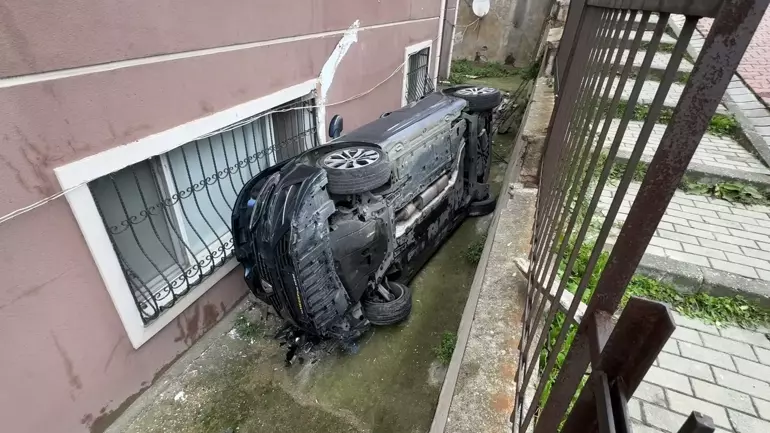 Avcılar’da Otomobil Binanın Bahçesine Düştü: 2 Çocuk Yaralı