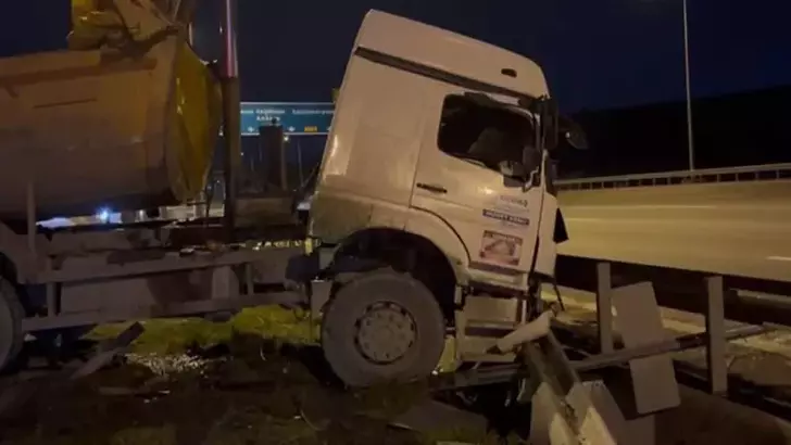 Başakşehir’de Dorsesi Açık Kalan Kamyon Bariyerlere Çarptı: Şoförü Ağır Yaralandı