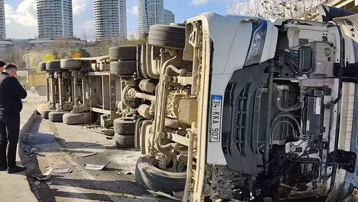 Başakşehir’de Refüje Çarpan Hafriyat Kamyonu Karşı Şeride Devrildi