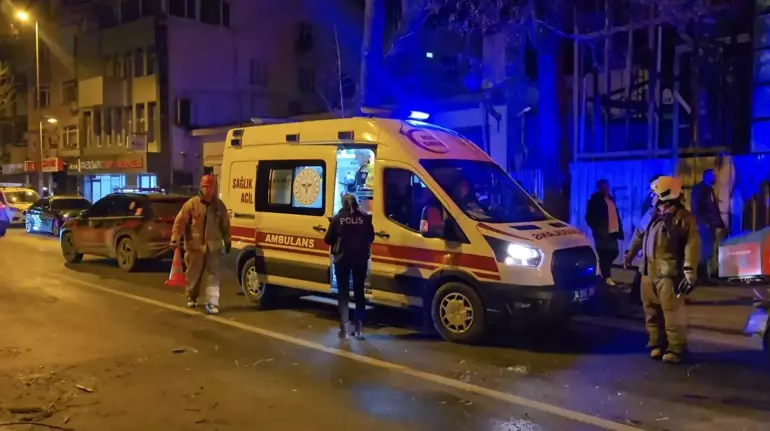 Beykoz’da Otomobil Ağaca Çarparak Savruldu: 2 Yaralı, Sürücü Ehliyetsiz Çıktı