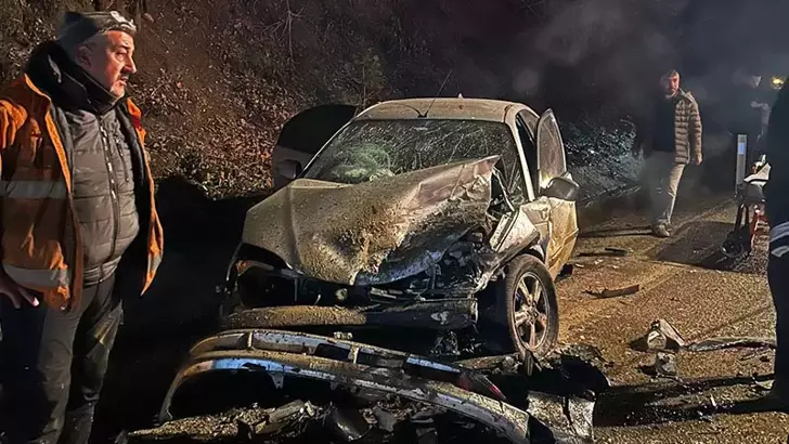 Bolu’da iki otomobil kafa kafaya çarpıştı: 6 yaralı