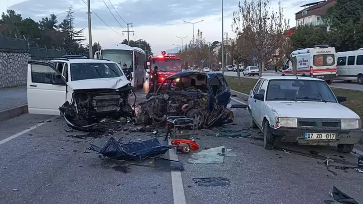 Burdur’da Yola Çıkan Kedi Facia Yarattı: 2 Ölü, 3 Yaralı