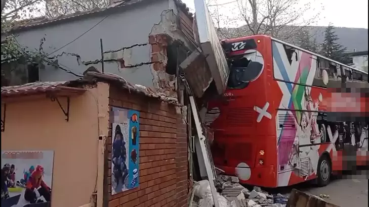 Bursa’da Freni Boşalan Çift Katlı Otobüs Otomobile ve Manav Dükkanına Çarptı