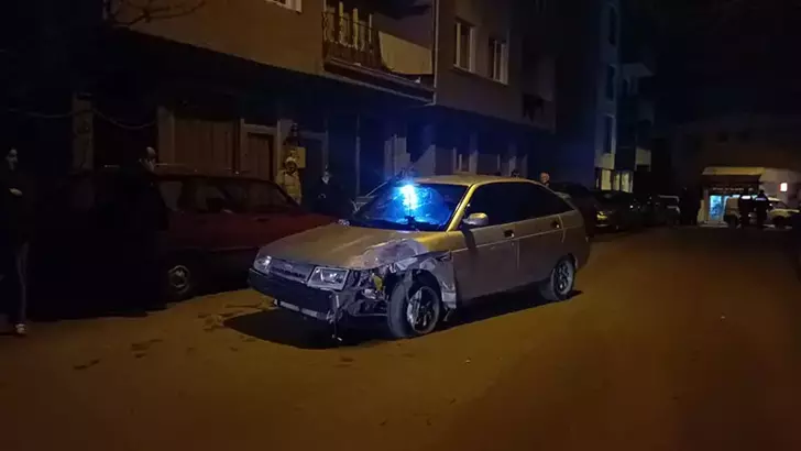 Bursa’da Hafif Ticari Araç ile Otomobil Çarpıştı: 2 Yaralı