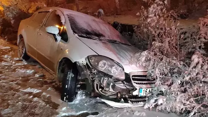 Bursa’da Hafif Ticari Araç ile Otomobil Çarpıştı: 7 Yaralı