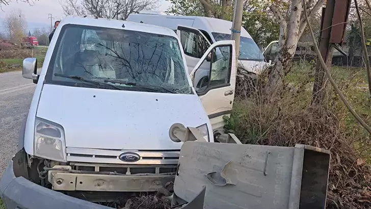 Bursa’da İşçi Servisi ile Hafif Ticari Araç Çarpıştı: 11 Yaralı