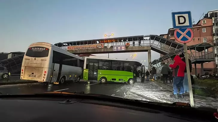 Buzlanan Yolda 5 Araç Birbirine Girdi