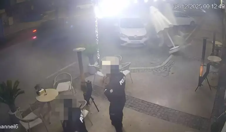 Çeşme’de Otomobil Park Halindeki Polis Aracına Çarptı: Kaza Kamerada