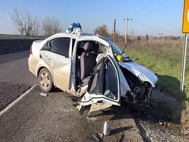 Çorlu’da Otomobil Beton Parçasına Çarptı: 1’i Ağır 5 Yaralı