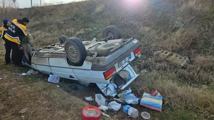 Çorum’da Yoldan Çıkan Otomobil Tarlaya Yuvarlandı: 2 Kişi Yaralandı