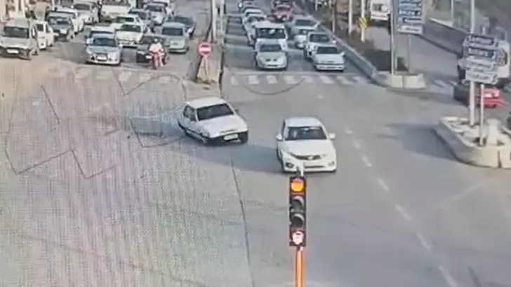 Drift Atıp Polisten Kaçan Ehliyetsiz Sürücü Kaza Yapınca Yakalandı; O Anlar Kamerada