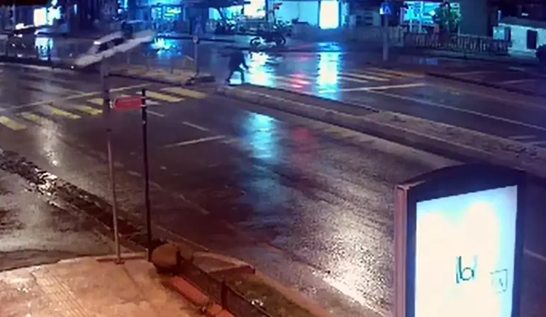 Edirne’de Alkollü ve Ehliyetsiz Sürücü Dehşet Saçtı: Otomobil Karşı Şeride Geçip Kaldırıma Çıktı