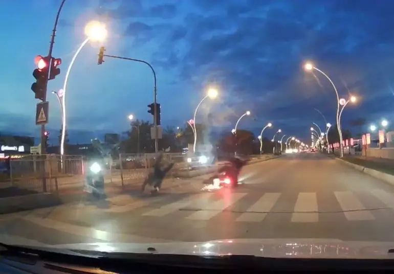 Edirne’de motosiklet yayaya çarptı: 2 yaralı