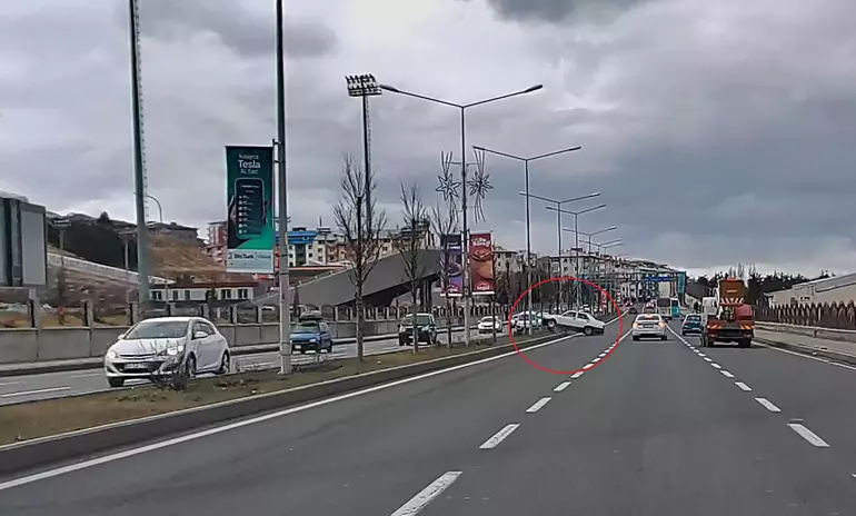 Erzurum’da Refüje Çarpıp Ters Dönen Otomobilde 2 Kişi Yaralandı: Kaza Kamerada