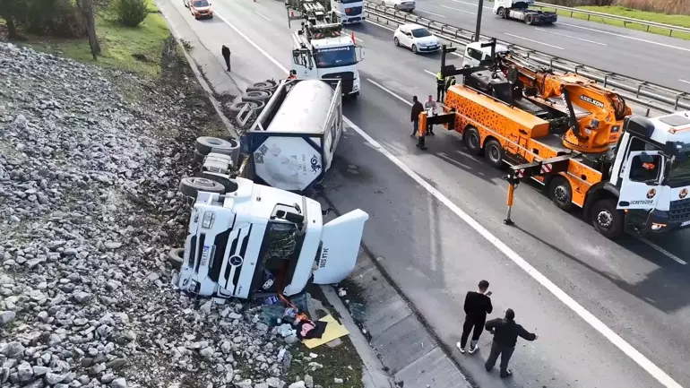 Esenyurt TEM Otoyolu’nda Tanker Devrildi: Trafik Yoğunluğu Oluştu