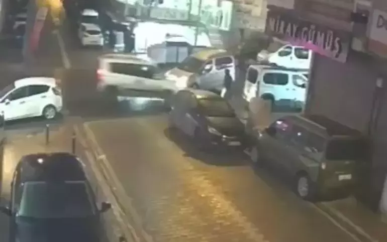 Esenyurt’ta Manevra Yapan Hafif Ticari Araç Yayaya Çarptı: O Anlar Kamerada