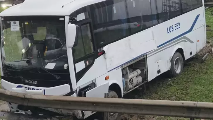 Esenyurt’ta Servis Midibüsü Bariyerlere Çarparak Yoldan Çıktı