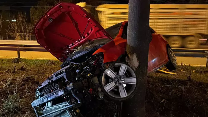 Eskişehir’de otomobil ağaca çarparak hurdaya döndü: Sürücü ağır yaralı