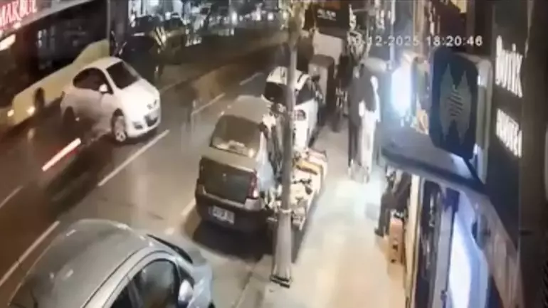 Fatih’te otomobilin çarptığı motosikletli yaralandı