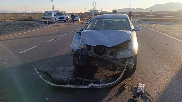 Gaziantep’te Kamyonet ile Otomobil Çarpıştı: 3’ü Çocuk 6 Yaralı