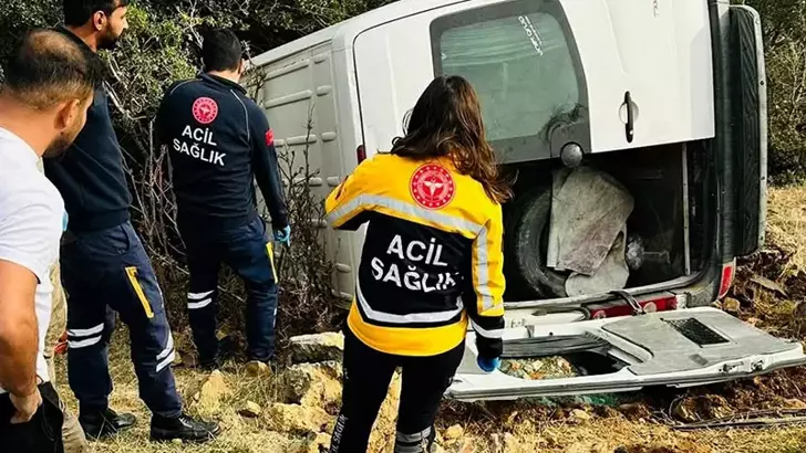 Gaziantep’te Tarım İşçilerini Taşıyan Minibüs Şarampole Devrildi: 1 Ölü, 3 Yaralı